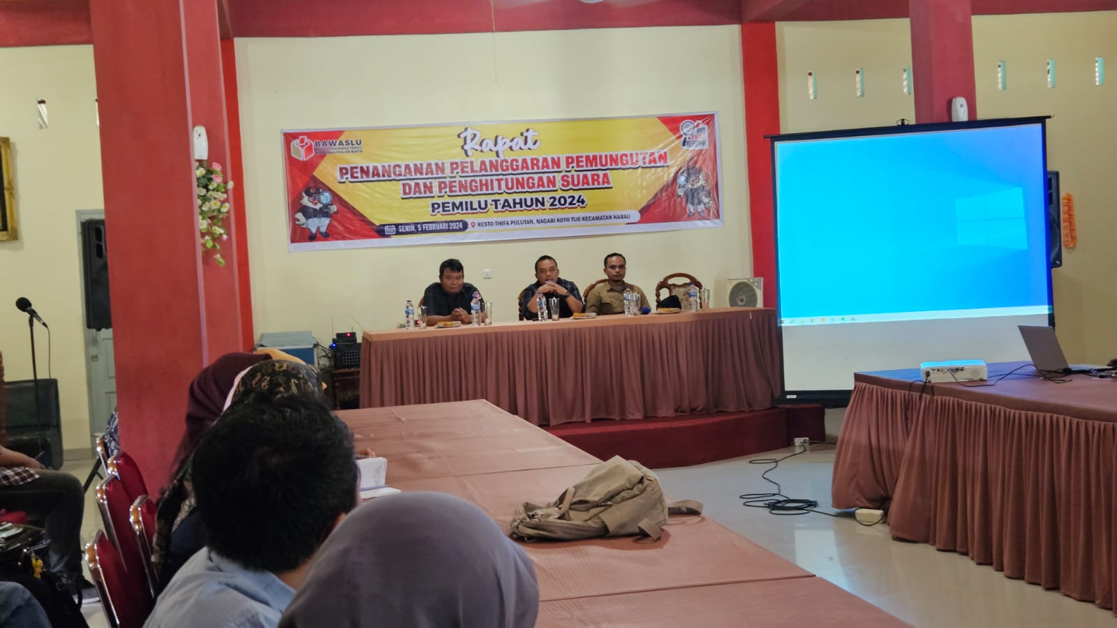 Bawaslu Limapuluh Kota menggelar rapat Penanganan Pelanggaran Pemungutan dan Penghitungan Suara, Senin (5/2/2024) di Thifa Cafe and Resto Tanjung Pati. 
